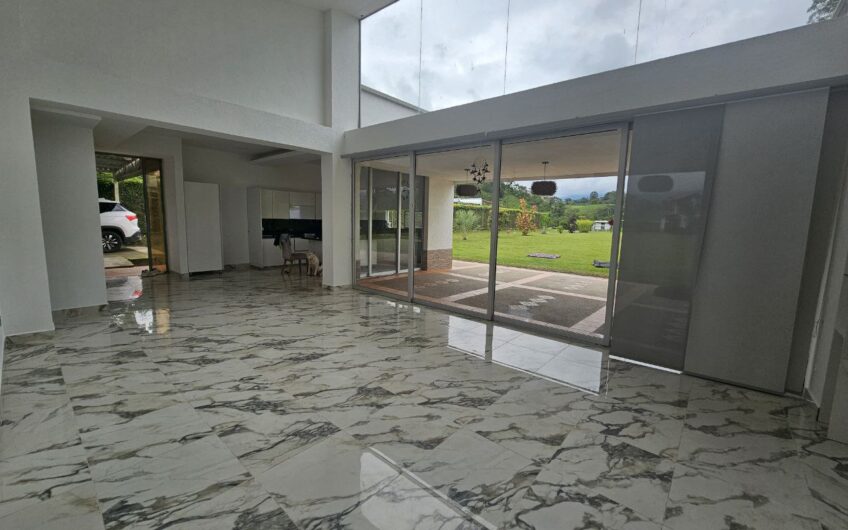 Hermosa Casa Campestre para la Venta – Via a Caicedonia
