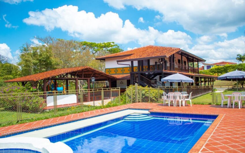 Casa para la Venta en Condominio Campestre – Vía a Montenegro