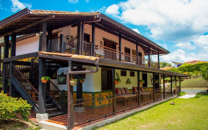 Casa para la Venta en Condominio Campestre – Vía a Montenegro