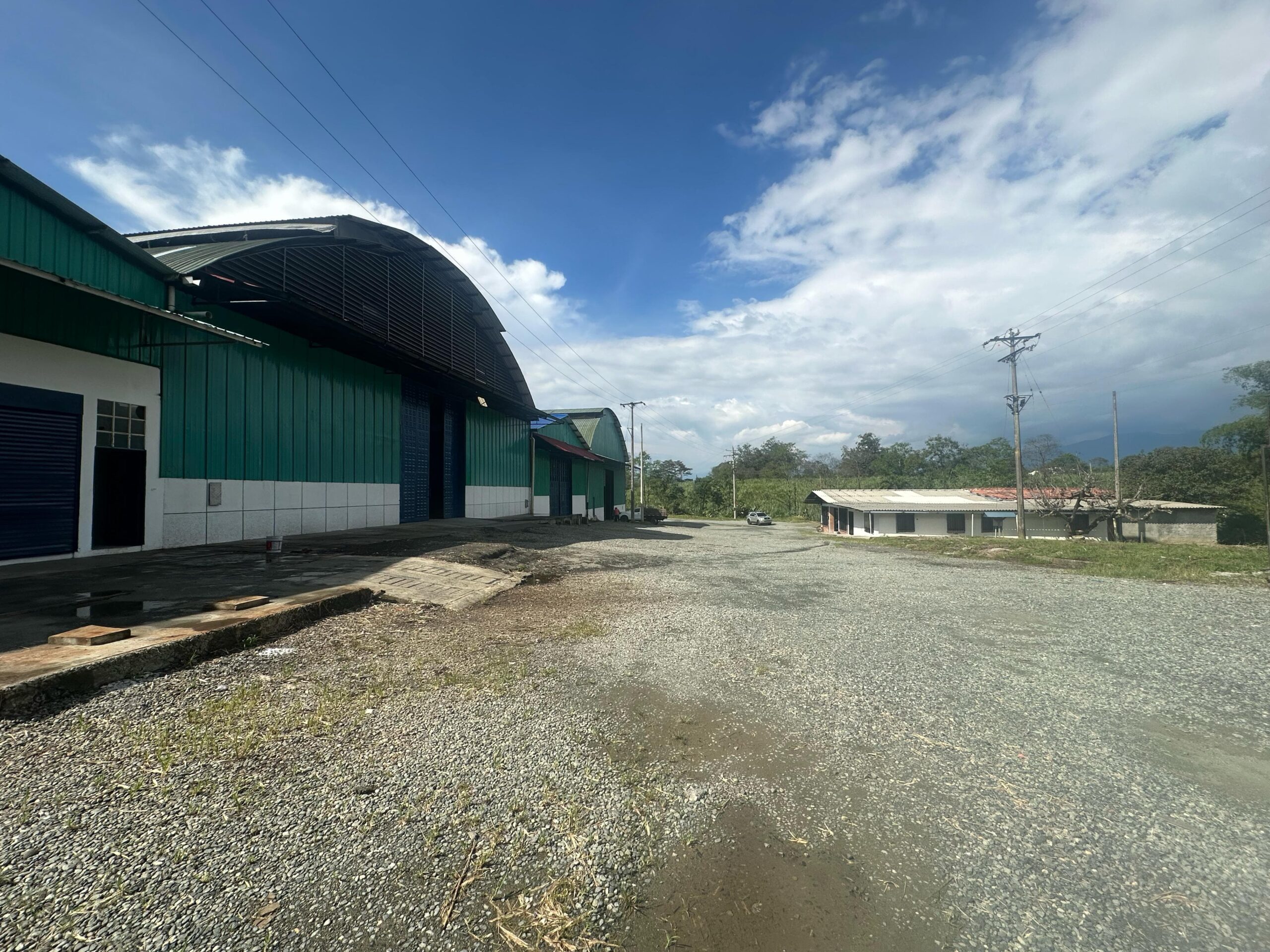 BODEGAS Y OFICINAS EN ALQUILER – VÍA LA TEBAIDA, QUINDÍO