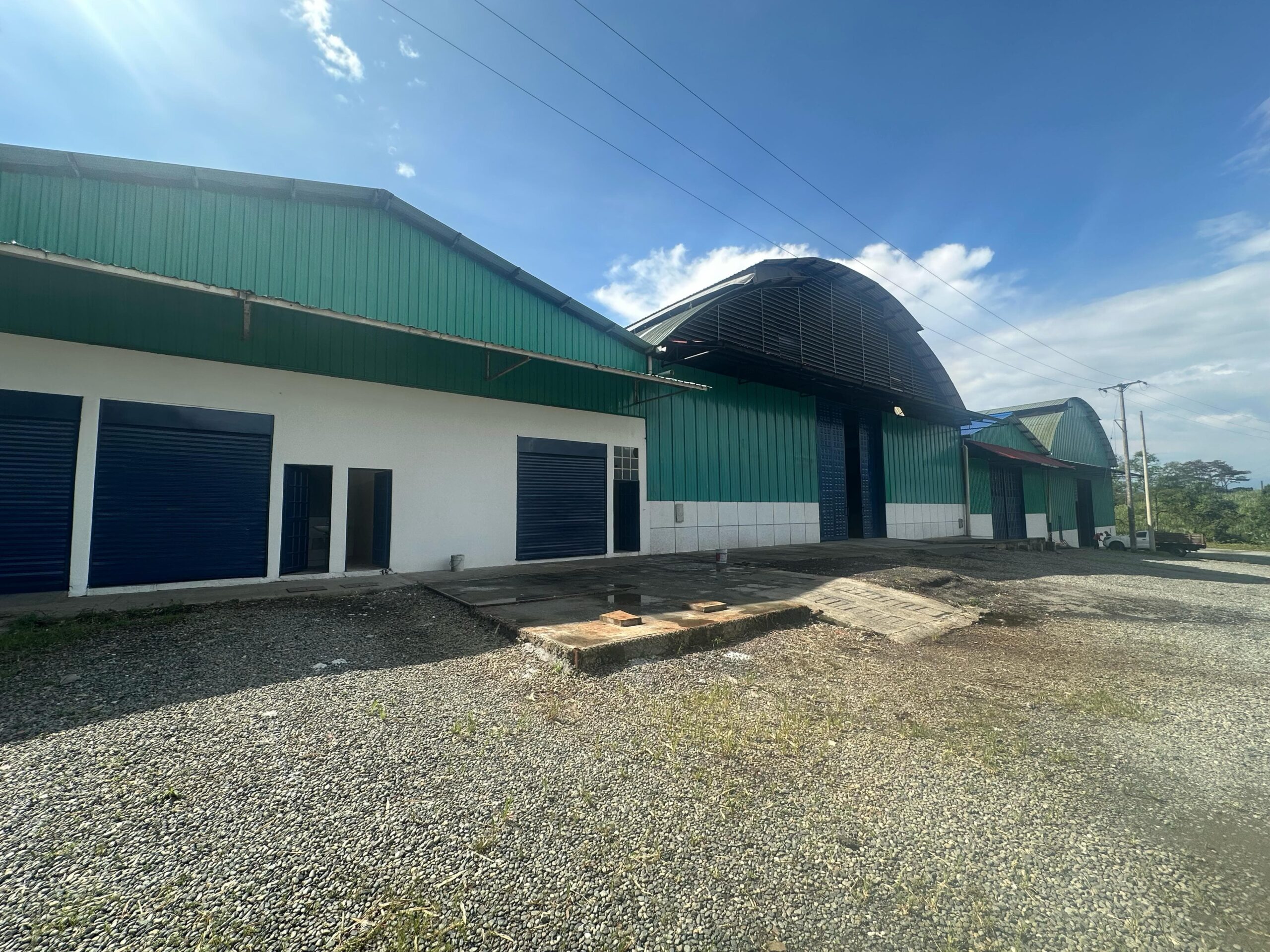 BODEGAS Y OFICINAS EN ALQUILER – VÍA LA TEBAIDA, QUINDÍO