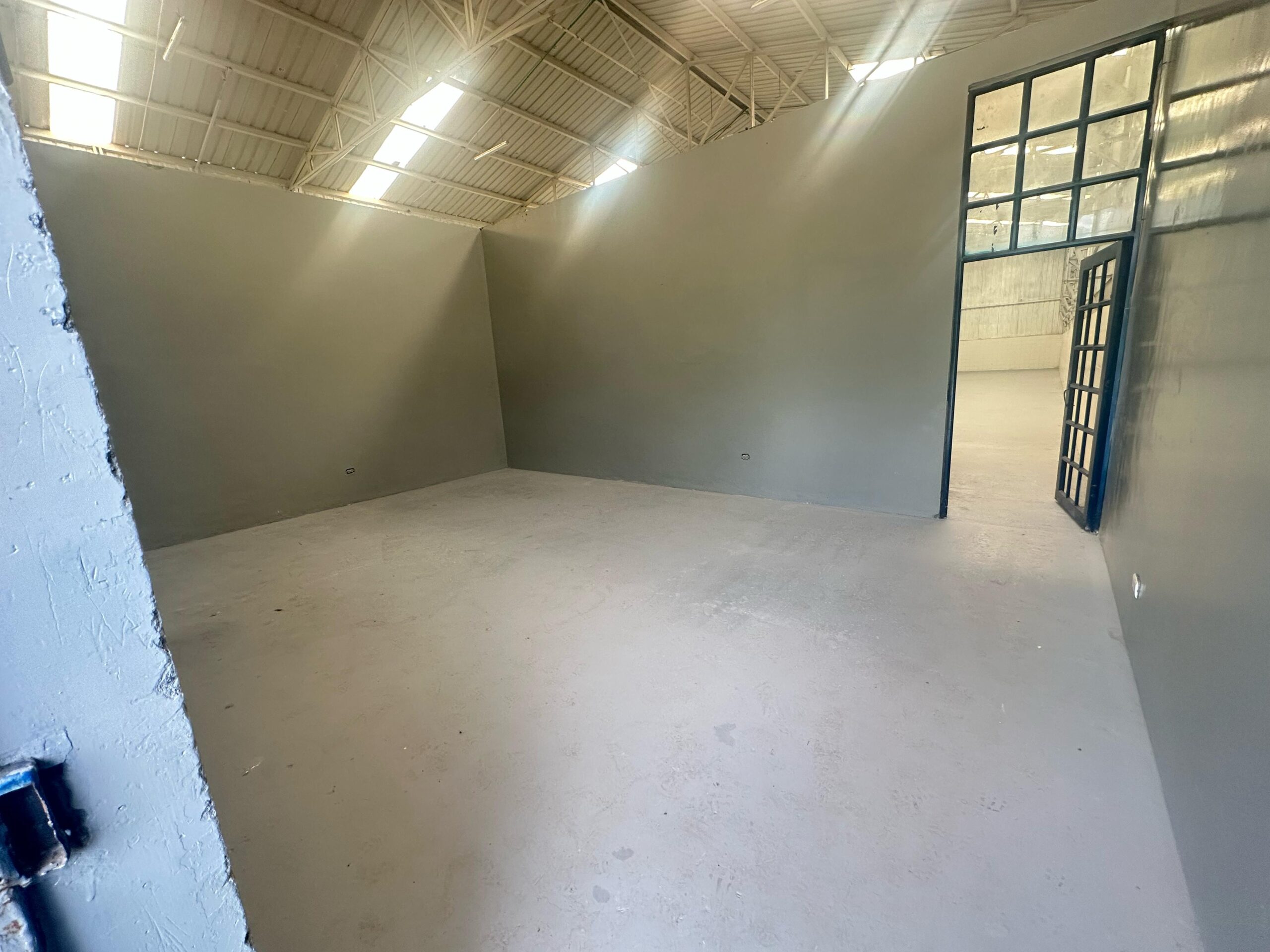 BODEGAS Y OFICINAS EN ALQUILER – VÍA LA TEBAIDA, QUINDÍO