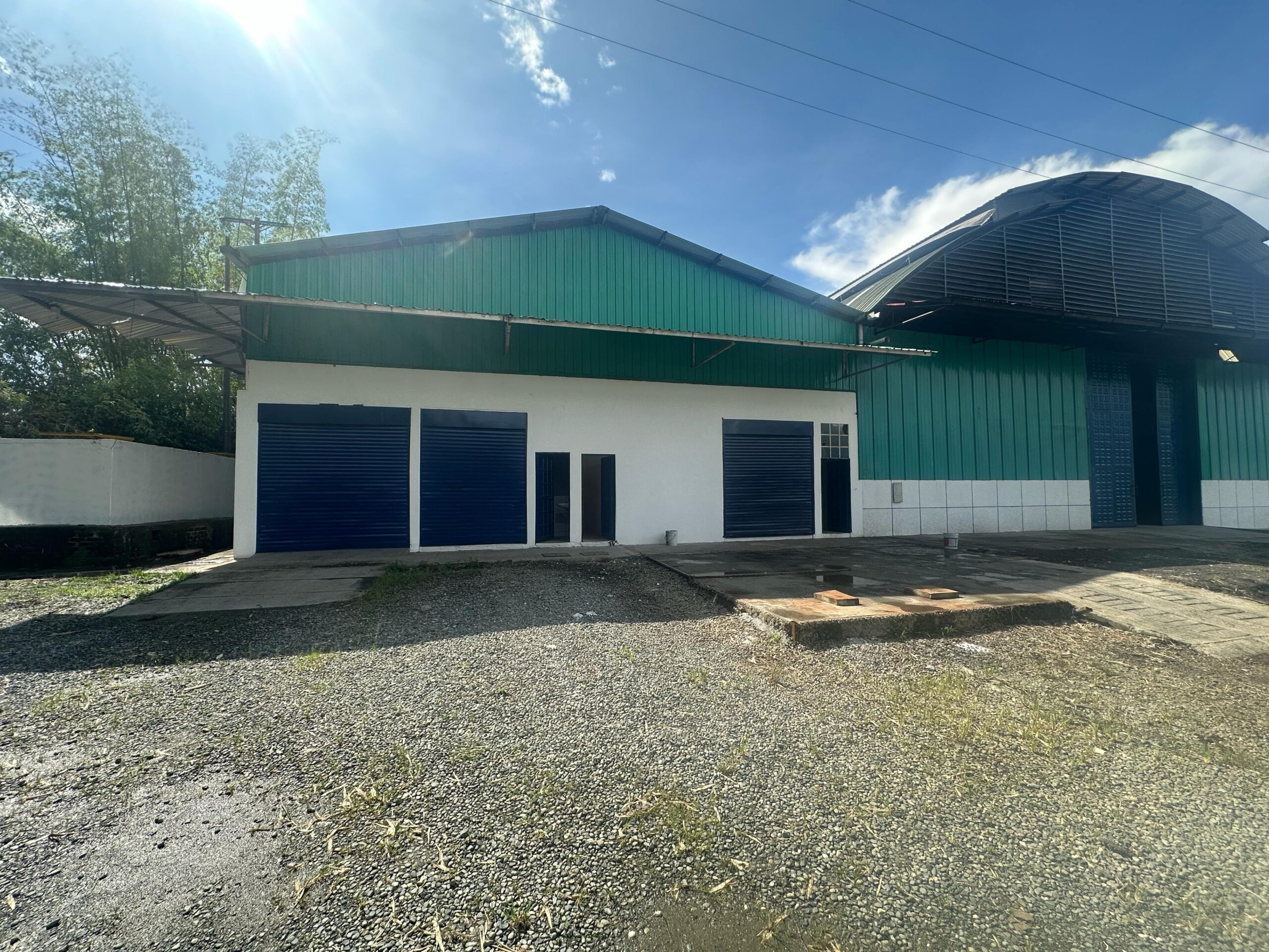 BODEGAS Y OFICINAS EN ALQUILER – VÍA LA TEBAIDA, QUINDÍO