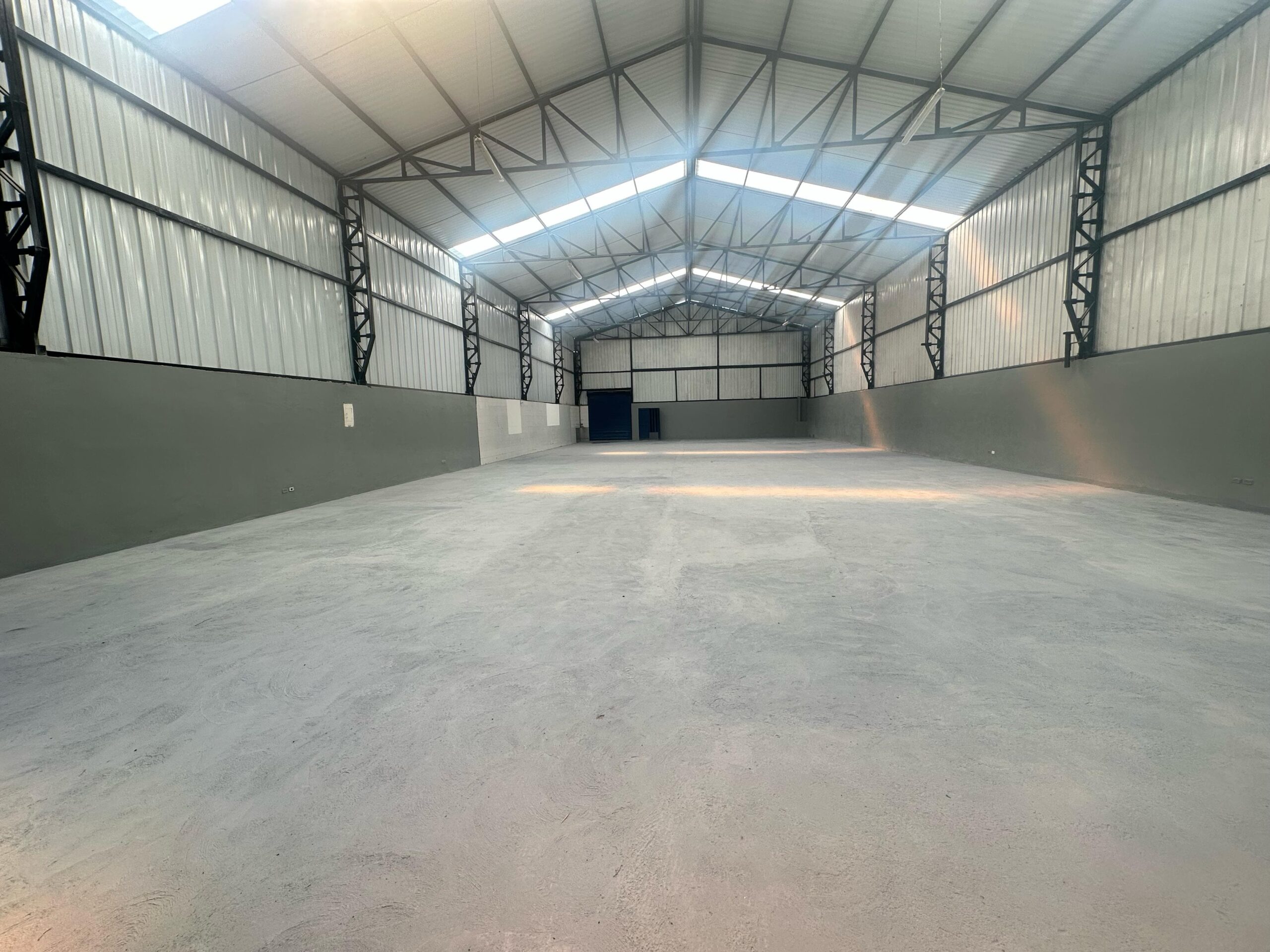 BODEGAS Y OFICINAS EN ALQUILER – VÍA LA TEBAIDA, QUINDÍO