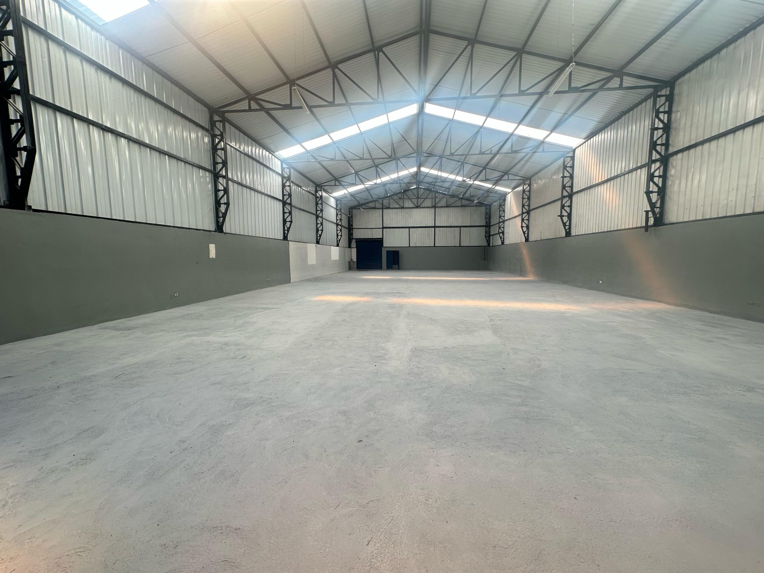 BODEGAS Y OFICINAS EN ALQUILER – VÍA LA TEBAIDA, QUINDÍO