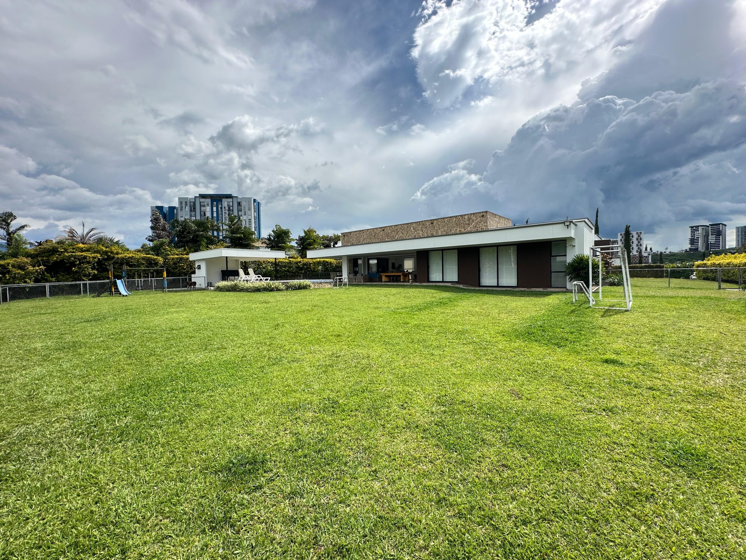 Exclusiva Casa Condominio para la Venta en la Avenida Centenario