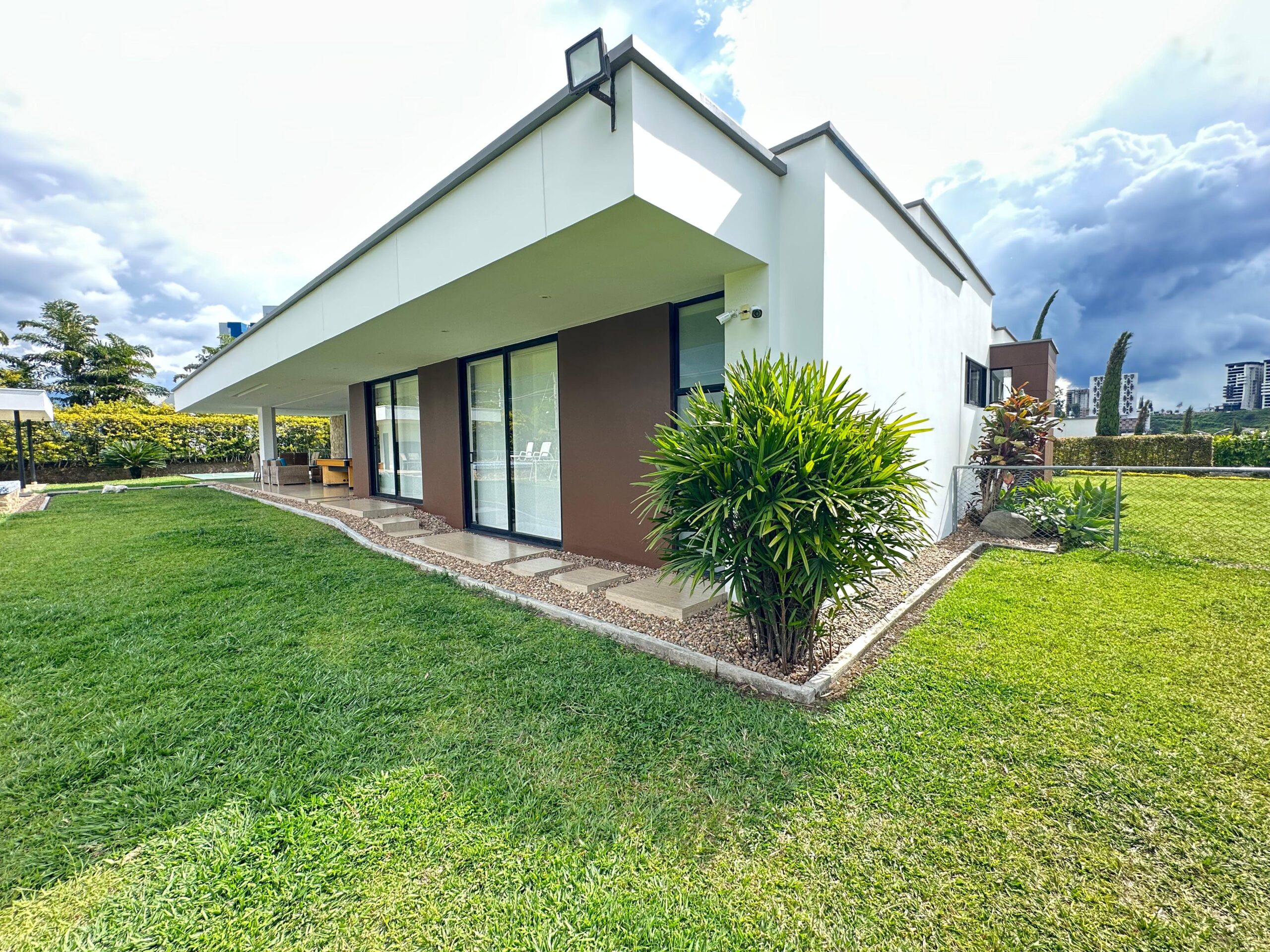 Exclusiva Casa Condominio para la Venta en la Avenida Centenario