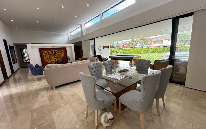 Exclusiva Casa Condominio para la Venta en la Avenida Centenario