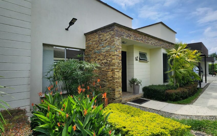 Hermosa Casa Campestre para la Venta en el Caimo