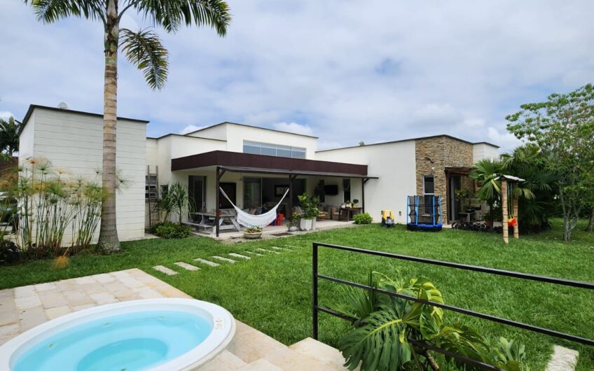 Hermosa Casa Campestre para la Venta en el Caimo