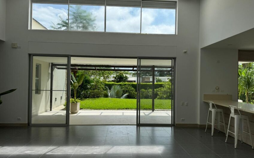 Hermosa Casa Campestre para la Venta en el Caimo