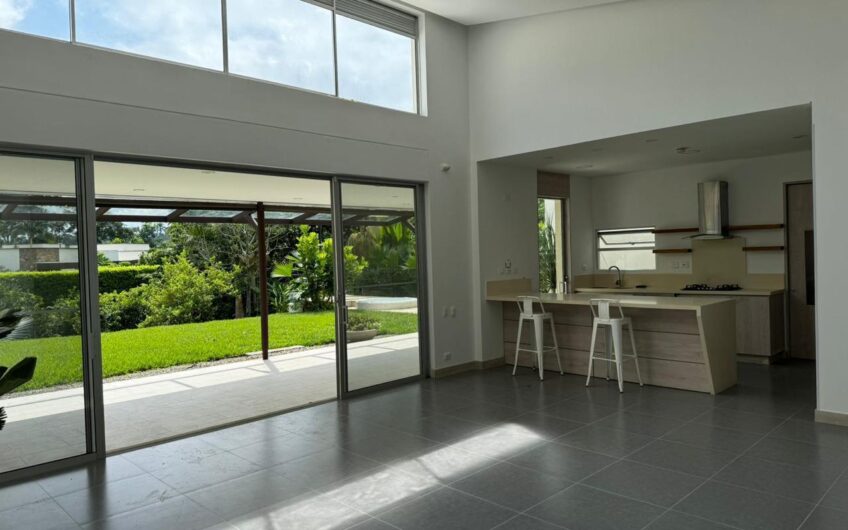 Hermosa Casa Campestre para la Venta en el Caimo