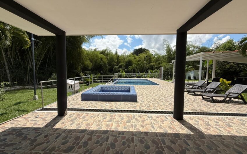 Amplia Casa Campestre para Arriendo en Sector Aeropuerto