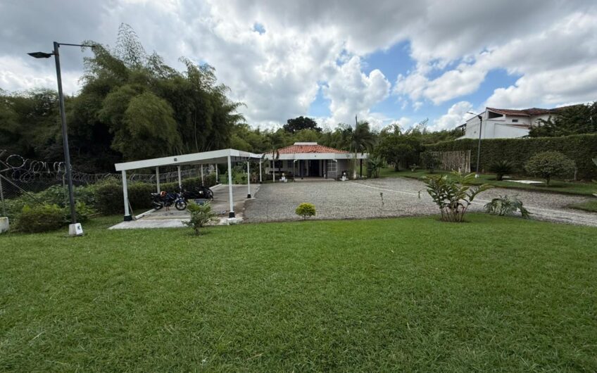 Amplia Casa Campestre para Arriendo en Sector Aeropuerto