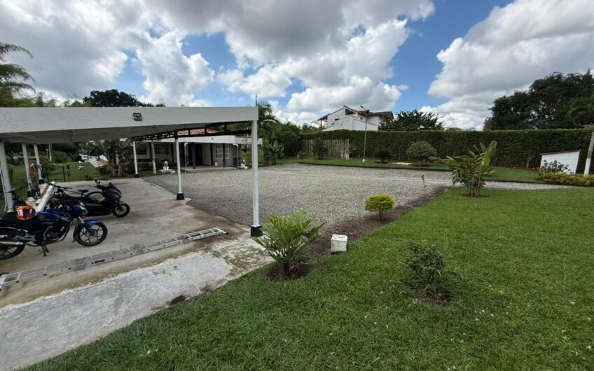 Amplia Casa Campestre para Arriendo en Sector Aeropuerto