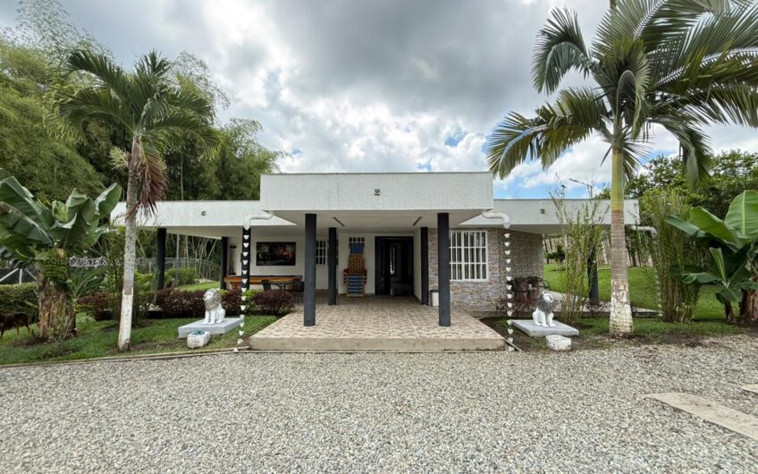 Amplia Casa Campestre para Arriendo en Sector Aeropuerto