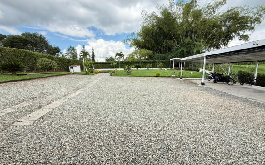 Amplia Casa Campestre para Arriendo en Sector Aeropuerto