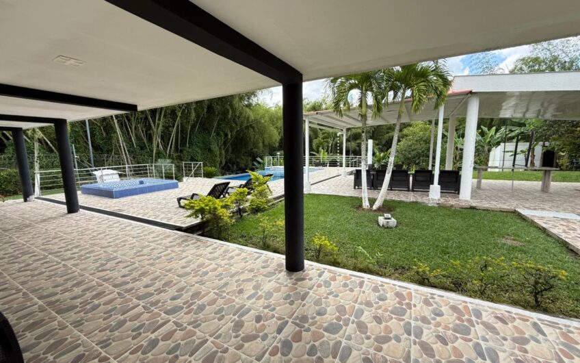 Amplia Casa Campestre para Arriendo en Sector Aeropuerto