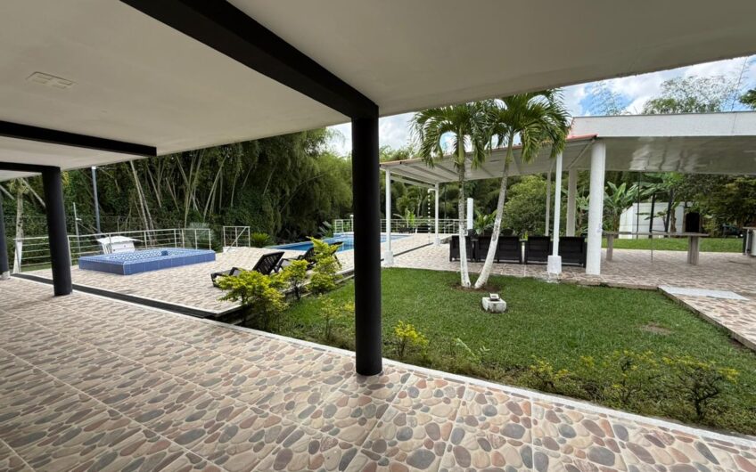 Amplia Casa Campestre para Arriendo en Sector Aeropuerto