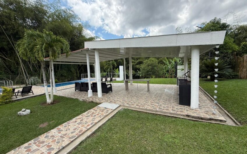 Amplia Casa Campestre para Arriendo en Sector Aeropuerto