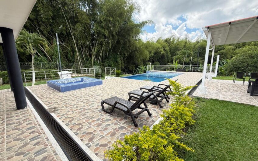 Amplia Casa Campestre para Arriendo en Sector Aeropuerto