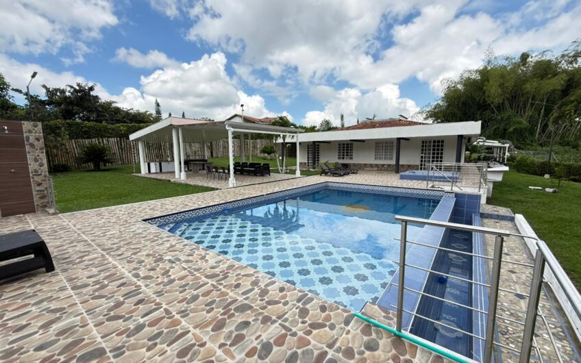 Amplia Casa Campestre para Arriendo en Sector Aeropuerto