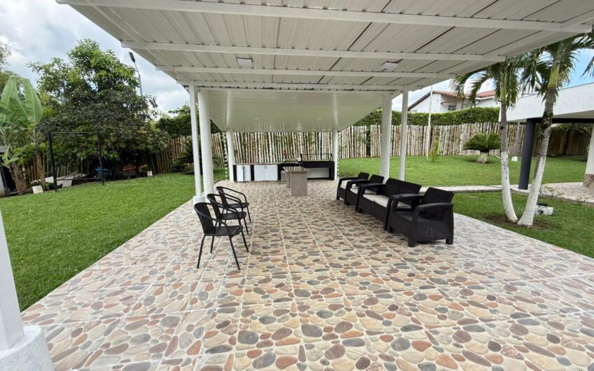 Amplia Casa Campestre para Arriendo en Sector Aeropuerto