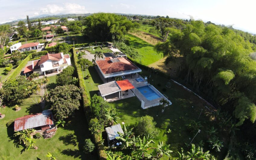 Amplia Casa Campestre para la Venta en Sector Aeropuerto