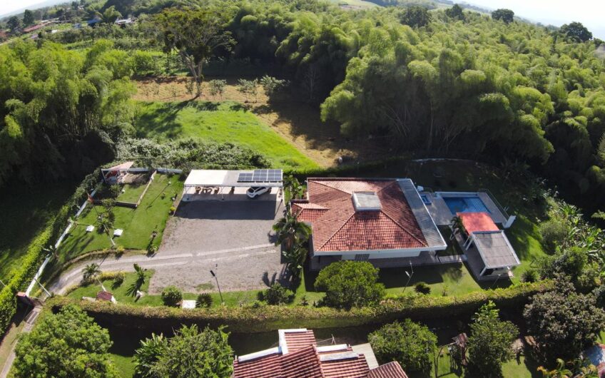 Amplia Casa Campestre para la Venta en Sector Aeropuerto