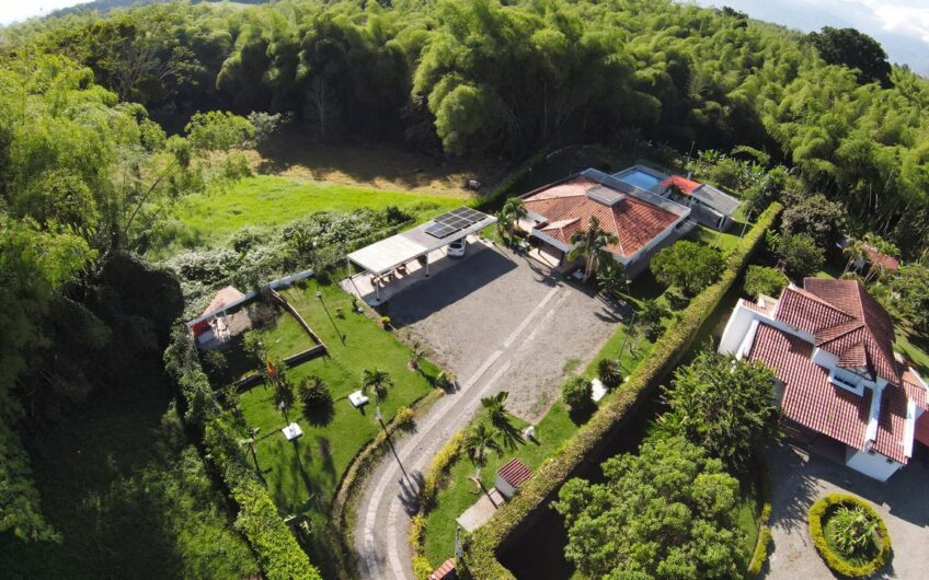 Amplia Casa Campestre para la Venta en Sector Aeropuerto