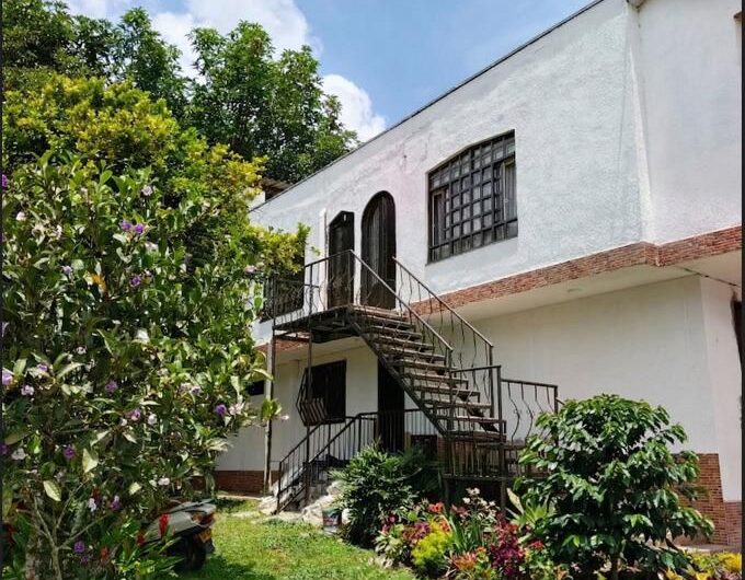 Casa esquinera para la Venta con local comercial y 2 apartaestudios – Alta rentabilidad en Mercedes del Norte