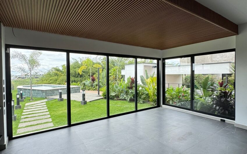 Espectacular Casa Campestre para la Venta en Calarcá