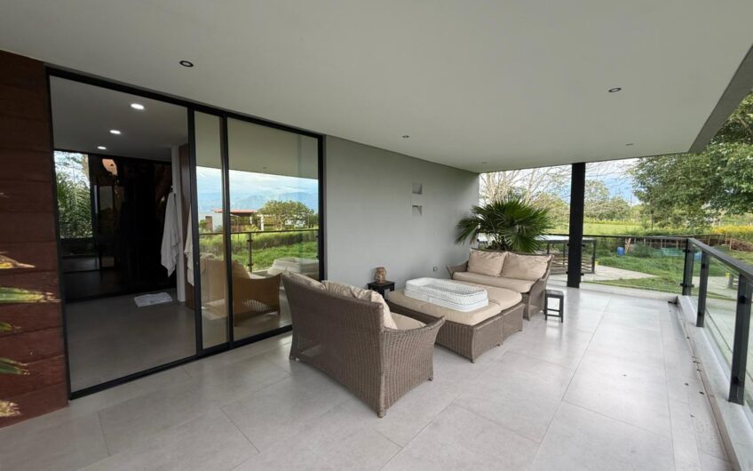 Exclusiva Casa Campestre para la Venta en Sector Aeropuerto de Armenia