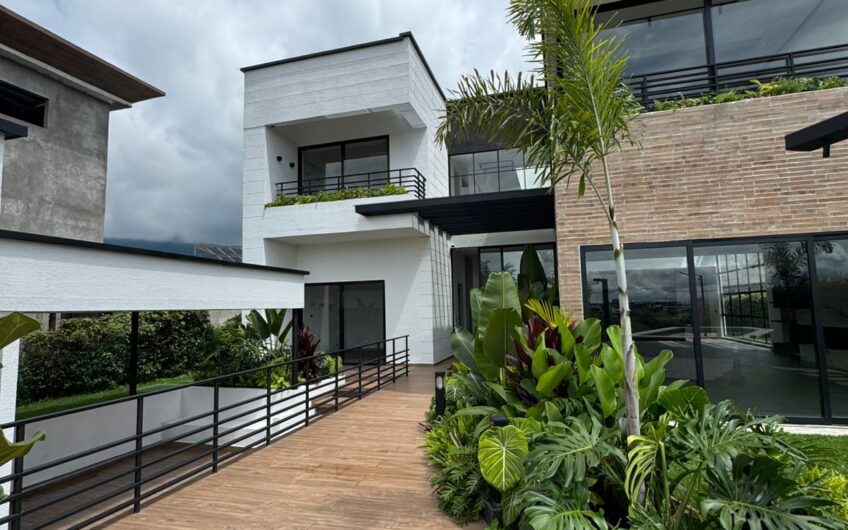 Espectacular Casa Campestre para la Venta en Calarcá