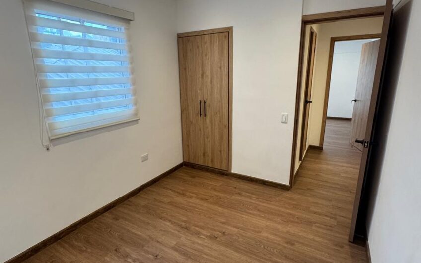 Casa de dos niveles para la Venta en la Avenida 19 norte