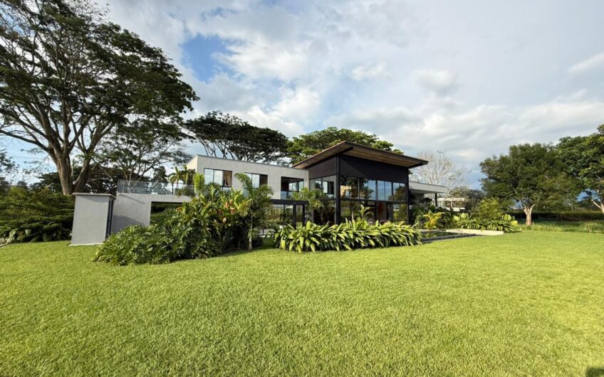 Exclusiva Casa Campestre para la Venta en Sector Aeropuerto de Armenia