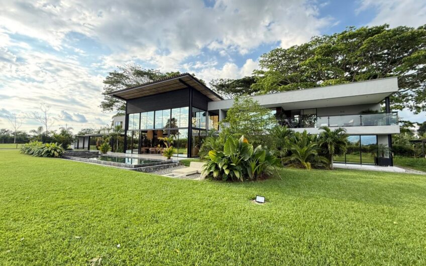 Exclusiva Casa Campestre para la Venta en Sector Aeropuerto de Armenia