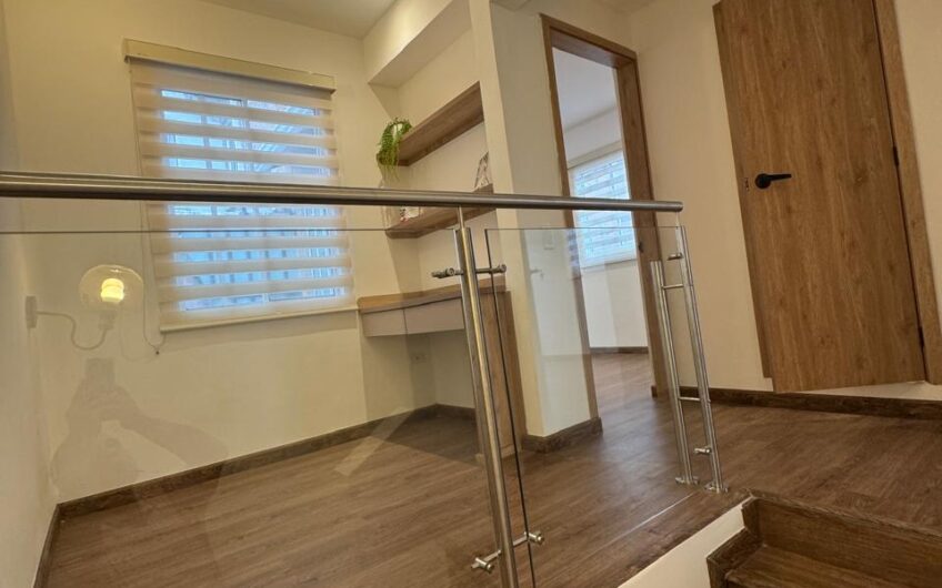 Casa de dos niveles para la Venta en la Avenida 19 norte