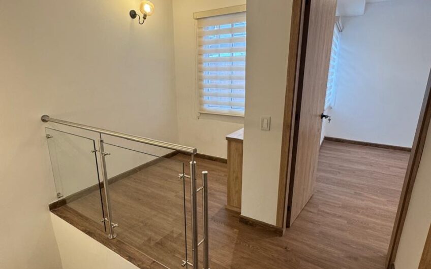 Casa de dos niveles para la Venta en la Avenida 19 norte