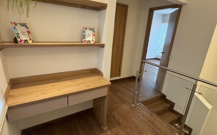 Casa de dos niveles para la Venta en la Avenida 19 norte