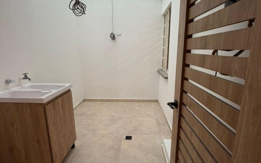 Casa de dos niveles para la Venta en la Avenida 19 norte