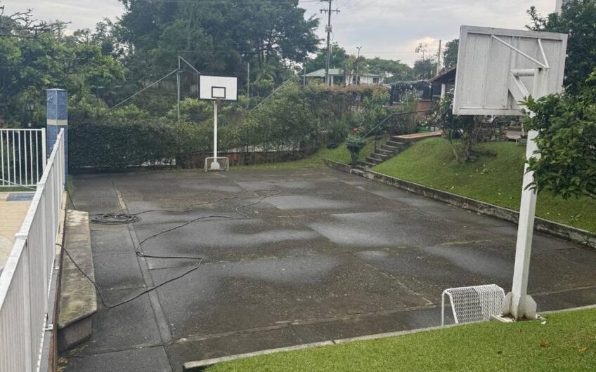 Casa de dos niveles para la Venta en la Avenida 19 norte