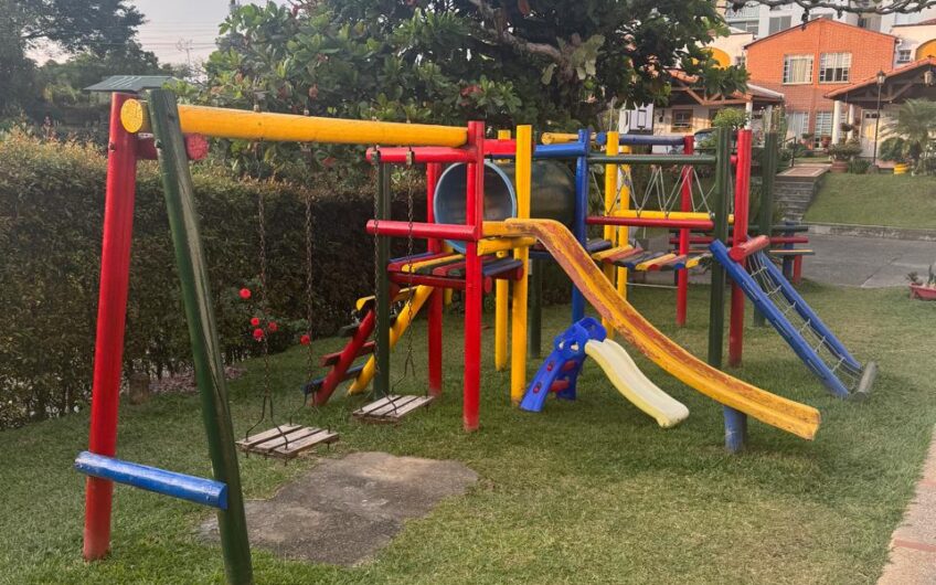 Casa de dos niveles para la Venta en la Avenida 19 norte