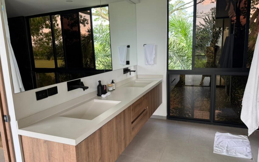 Exclusiva Casa Campestre para la Venta en Sector Aeropuerto de Armenia