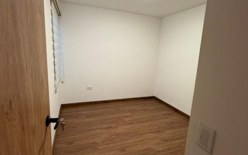 Casa de dos niveles para la Venta en la Avenida 19 norte