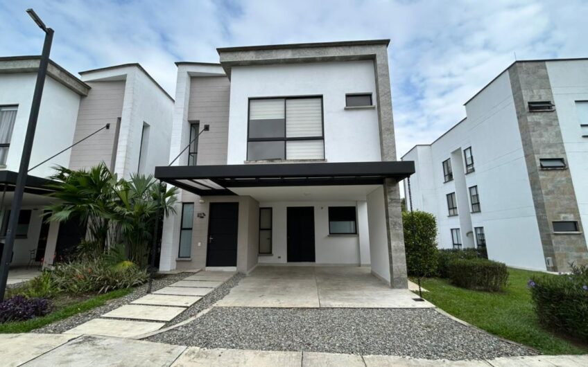 Hermosa Casa Campestre para la Venta en Condominio Campestre Sector el Caimo