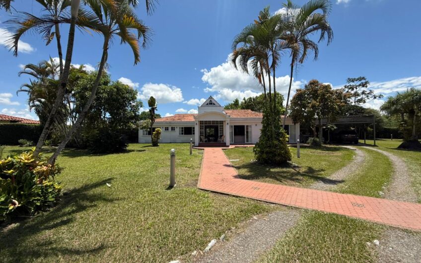 Casa Campestre en Conjunto Cerrado para la Venta en el Sector del Club Campestre