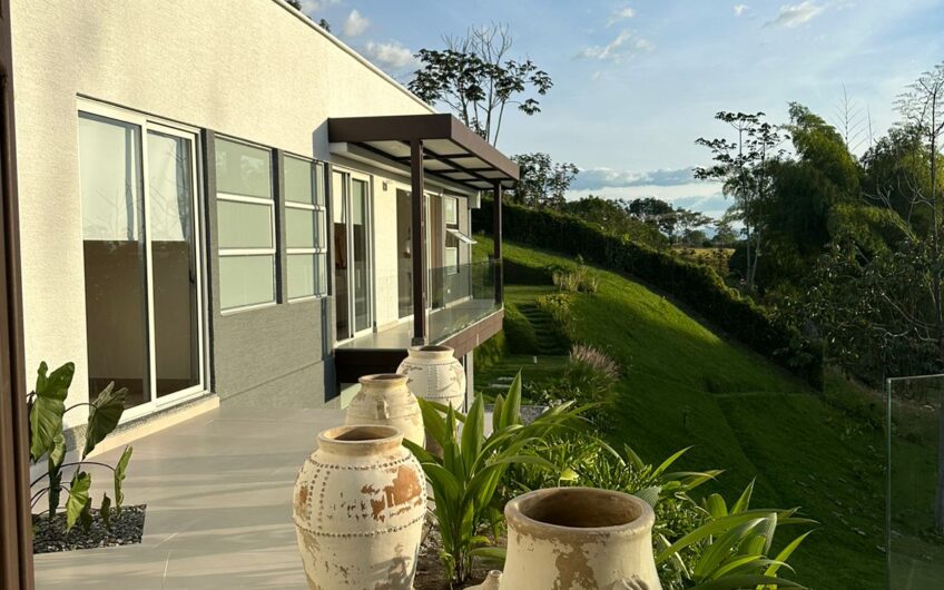Hermosa Casa Campestre para la Venta – Vía al Caimo Aeropuerto
