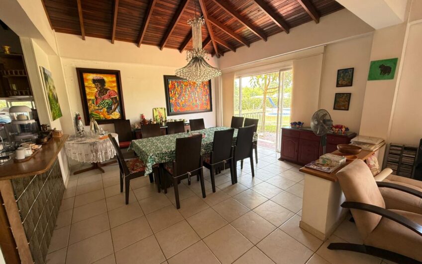 Casa Campestre en Conjunto Cerrado para la Venta en el Sector del Club Campestre