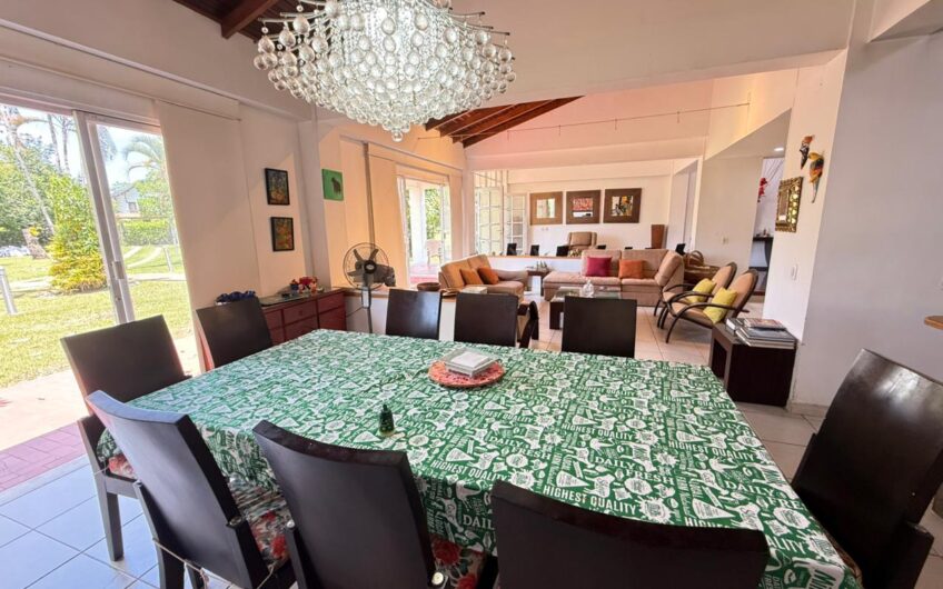 Casa Campestre en Conjunto Cerrado para la Venta en el Sector del Club Campestre